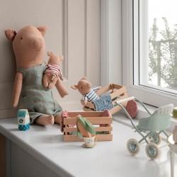 Malac lány fadobozban