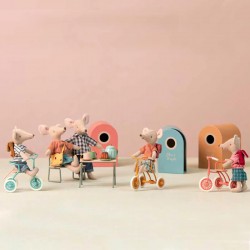 Egér apa kockás ingben