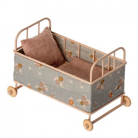 Kiságy ágyneművel, micro