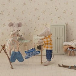 Egér anya nyári ruhában