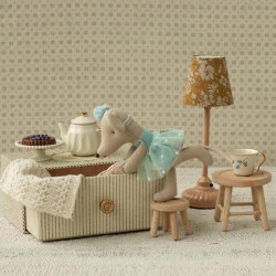 Egérlány táncosnő dobozágyban - mint