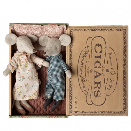 Egér nagymama és nagypapa egér szivardobozban